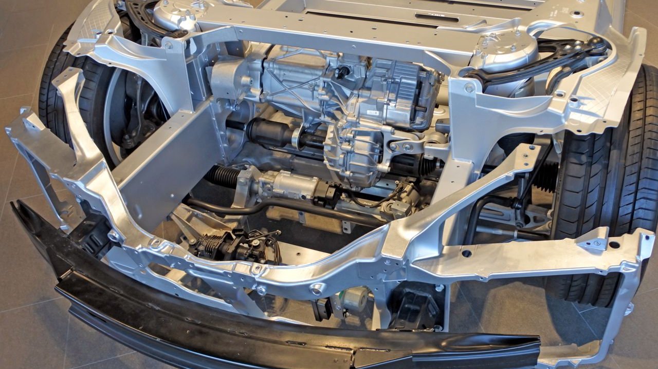 [Translate to Englisch:] Above view of an electric car chassis and battery