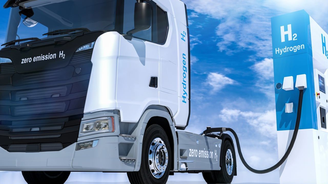 [Translate to Englisch:] Truck at fuel filling station with hydrogen symbol